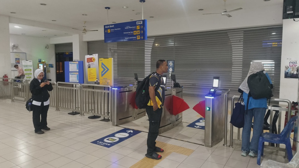 Image from: Masih berkunci, penumpang terpaksa panjat pagar! KTMB mohon maaf – “Kakitangan ada kecemasan”