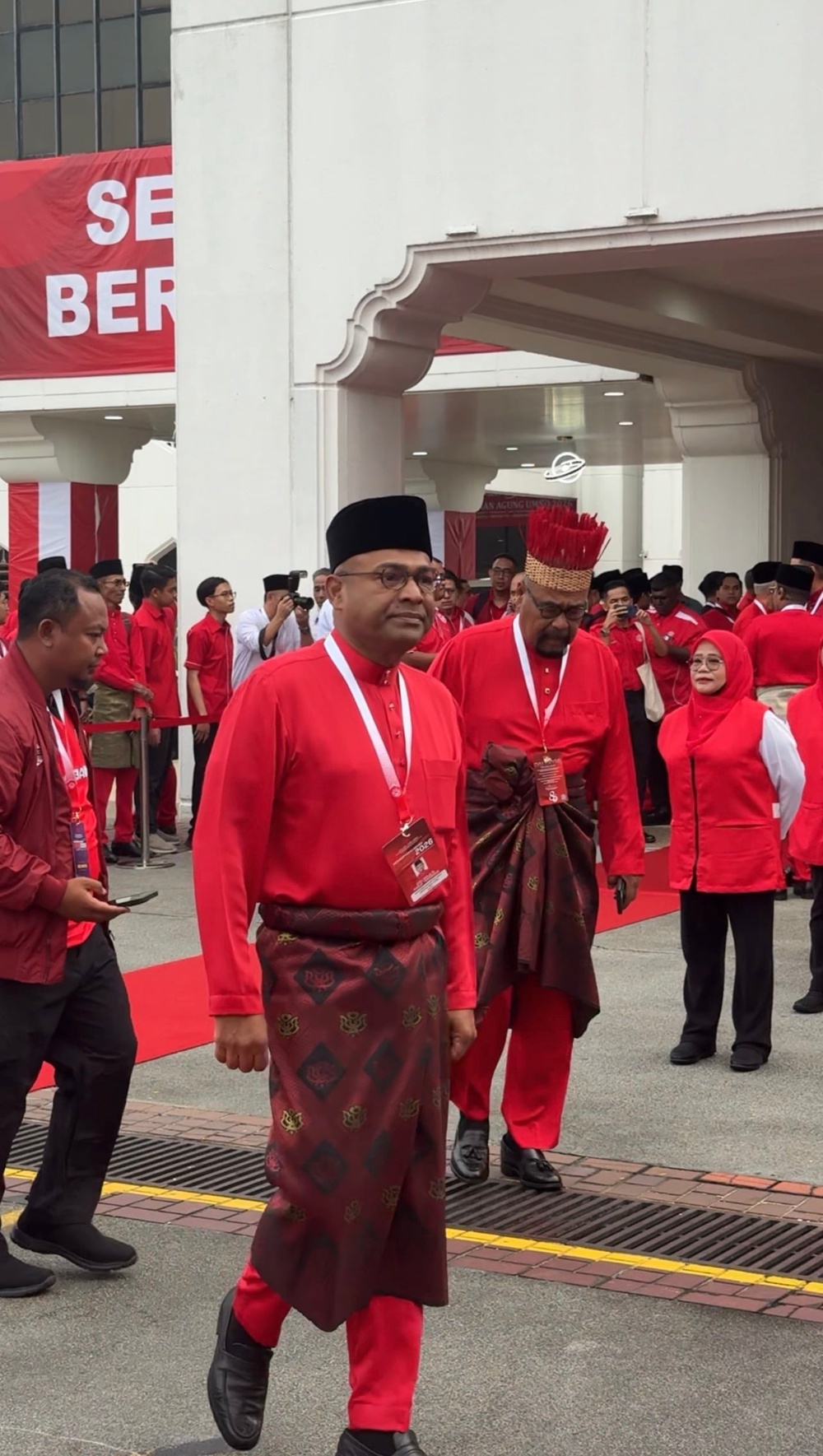 Image from: Dakwaan seleweng RM193.5 juta? Tak benar! Azeez Rahim, keluarga sedia saman