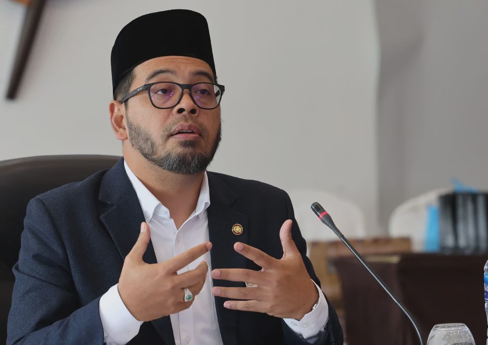 Image from: Cemarkan imej negara! Menteri Agama kecam peserta Malaysia tanding ratu cantik tr*nsgender