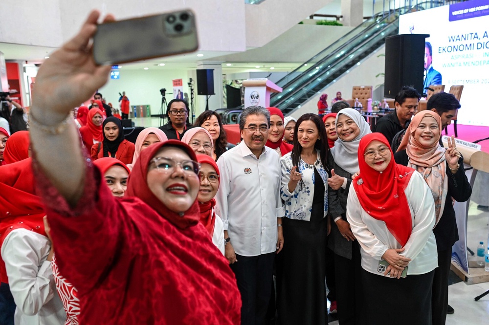 Image from: Nak tarik pekerja tempatan? Gaji mesti setimpal – Johari