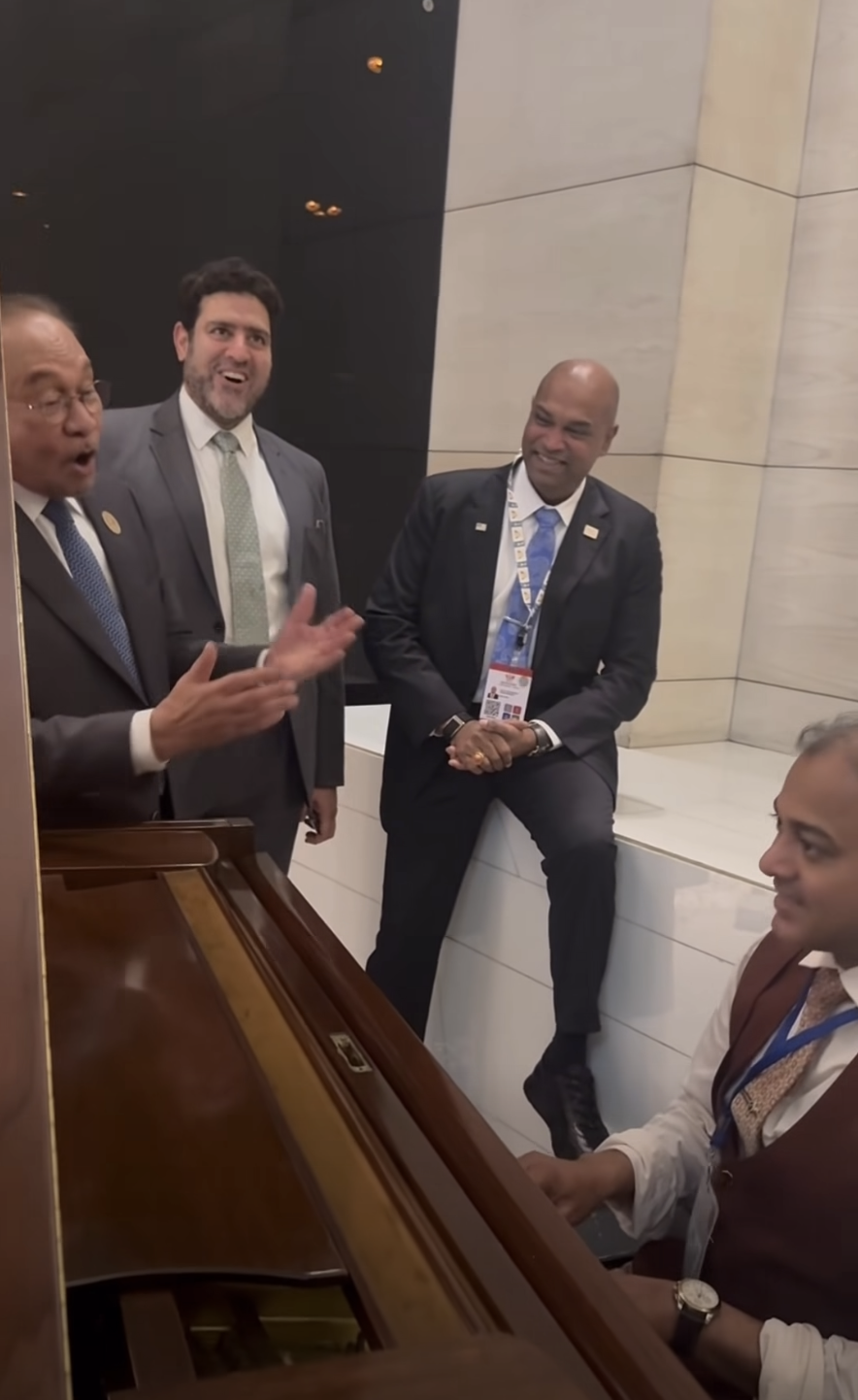 Image from: “Guru minta izin nyanyi kejap ok!”- Penuh penghayatan, PM Anwar dendang lagu Hindi klasik