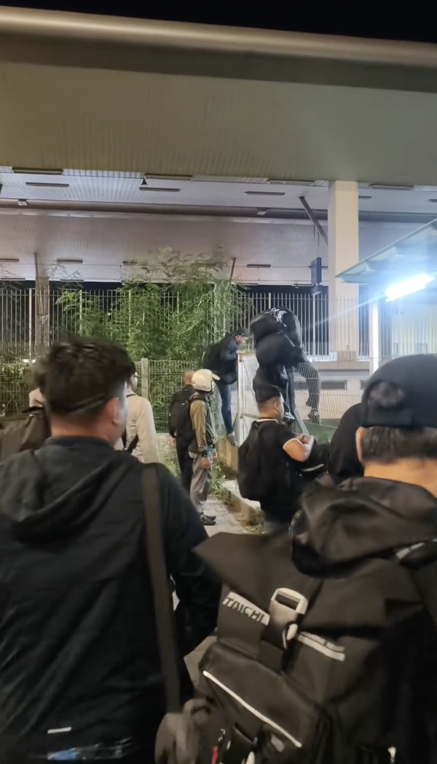 Image from: Masih berkunci, penumpang terpaksa panjat pagar! KTMB mohon maaf – “Kakitangan ada kecemasan”