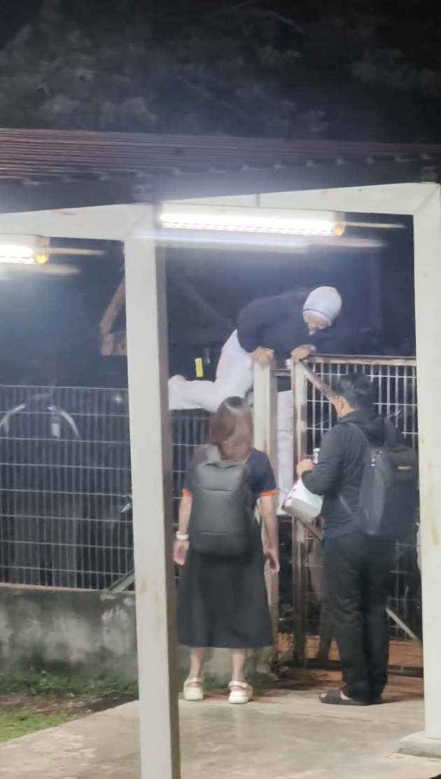 Image from: Masih berkunci, penumpang terpaksa panjat pagar! KTMB mohon maaf – “Kakitangan ada kecemasan”