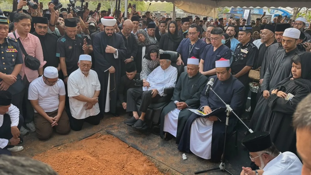 Image from: Mukhriz mohon orang ramai maafkan Tun Dr Hasmah, hubungi keluarga perihal hutang piutang arwah