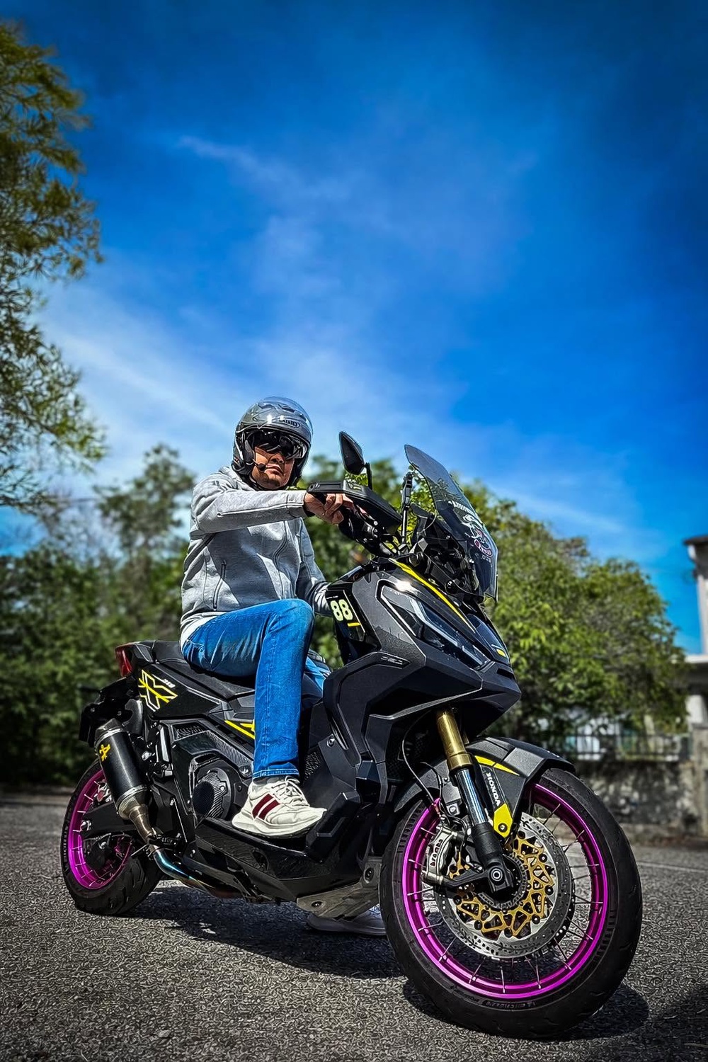 Image from: Mahu bayar ganti rugi RM300,00, Akmal Saleh buka bidaan Honda X-ADV, ikan tilapia