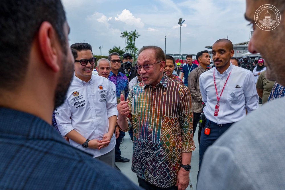 Image from: F1 GP Bahrain: Anwar turun ke litar! Sertai Pit Lane Walk, hargai kerjasama Malaysia-Bahrain