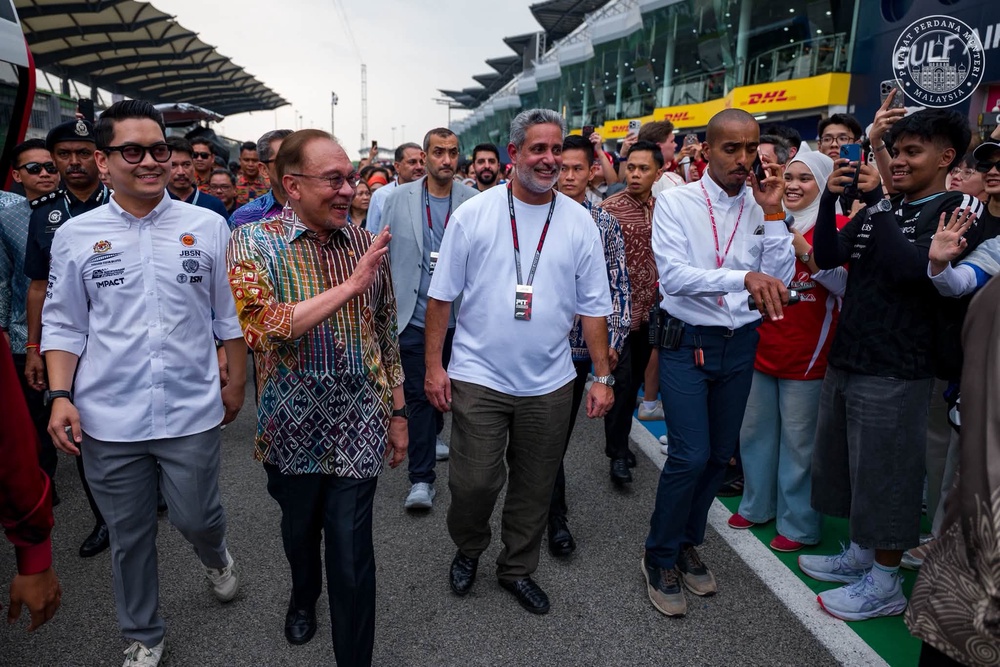 Image from: F1 GP Bahrain: Anwar turun ke litar! Sertai Pit Lane Walk, hargai kerjasama Malaysia-Bahrain