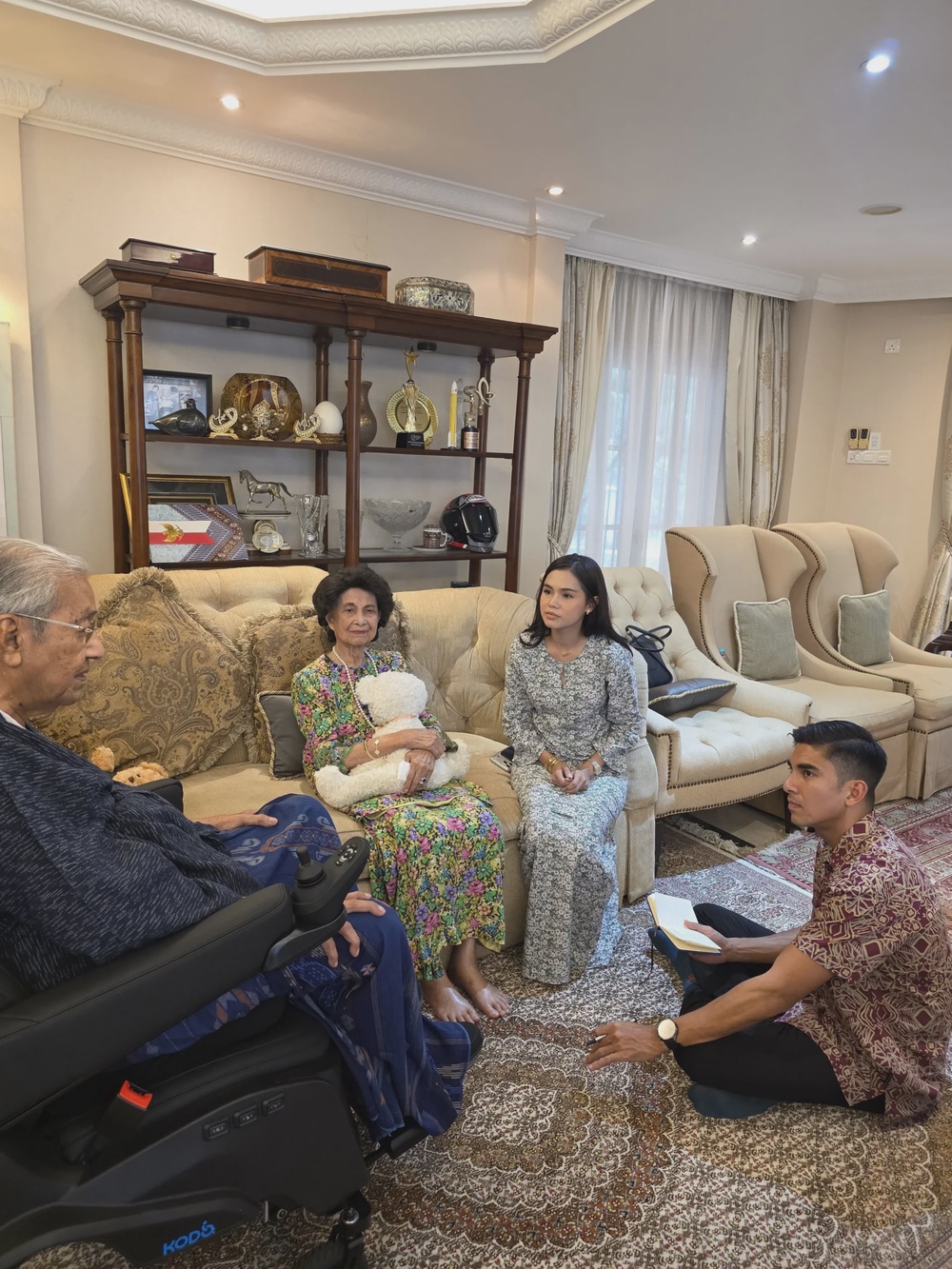 Image from: Kisah cinta dibandingkan dengan Tun M, Hasmah? Syed Saddiq akui tak layak – “Kami ni baru nak kahwin…”