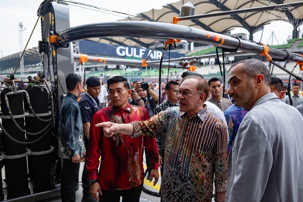 Image from: F1 GP Bahrain: Anwar turun ke litar! Sertai Pit Lane Walk, hargai kerjasama Malaysia-Bahrain