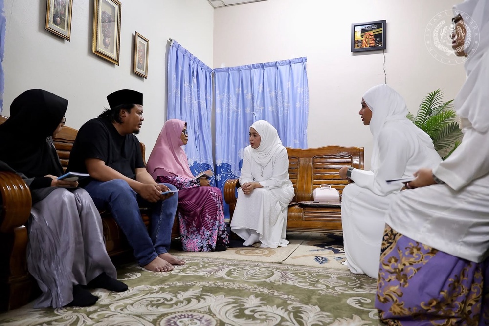 Image from: Raja Permaisuri Agong sebak santuni keluarga arwah Irene Sofiya, titip kata-kata semangat