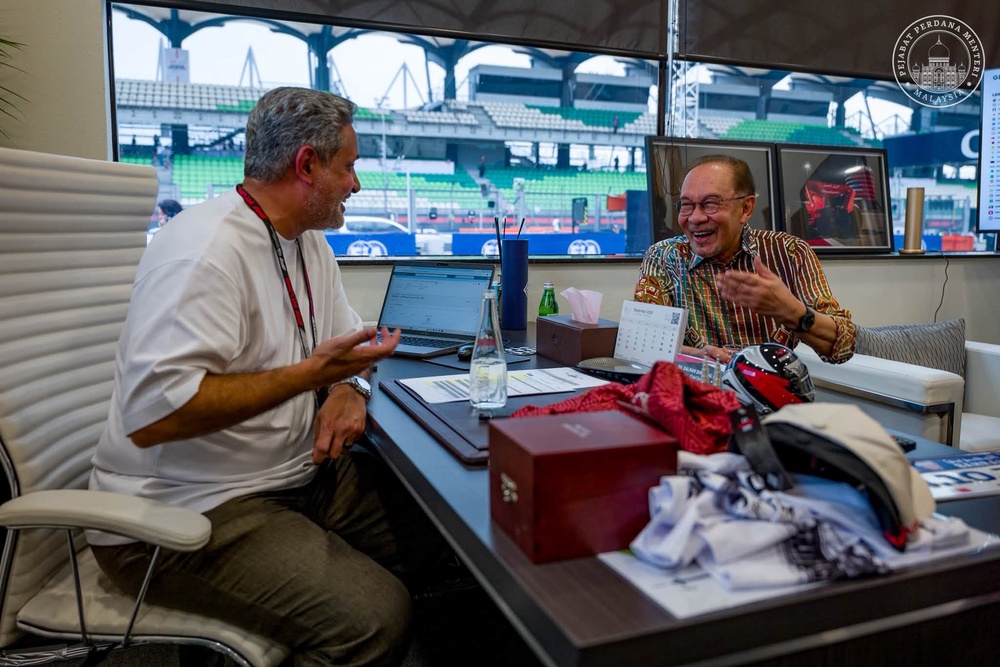 Image from: F1 GP Bahrain: Anwar turun ke litar! Sertai Pit Lane Walk, hargai kerjasama Malaysia-Bahrain