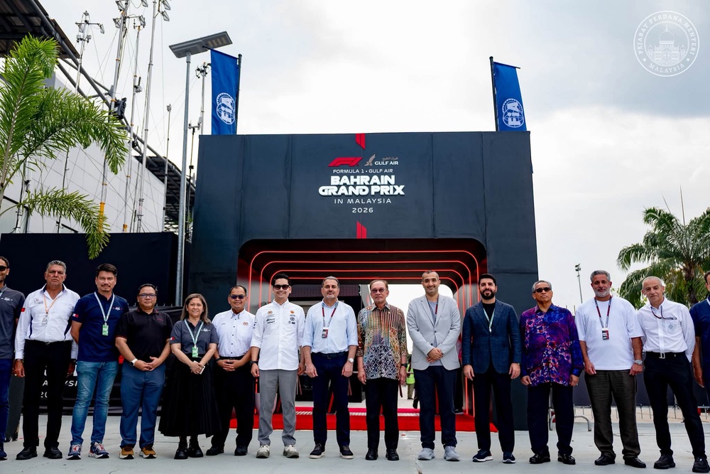 Image from: F1 GP Bahrain: Anwar turun ke litar! Sertai Pit Lane Walk, hargai kerjasama Malaysia-Bahrain