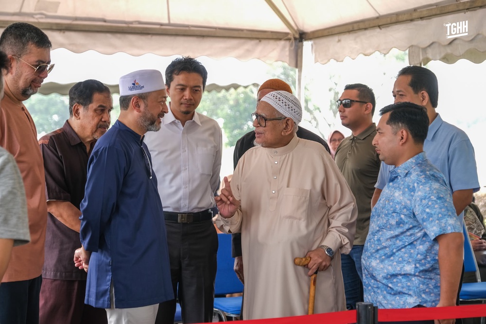 Image from: Abdul Hadi ziarah pusara Tun Hasmah, titip doa buat Allahyarhamah