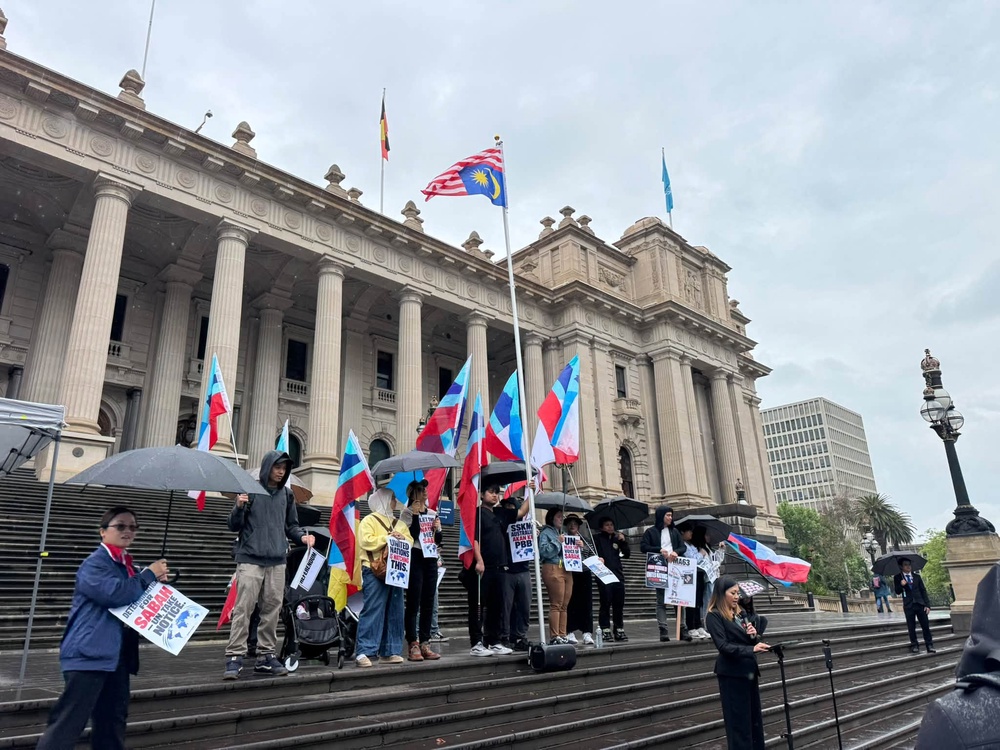 Image from: Jalur Gemilang dipasang terbalik? NGO berhimpun di Melbourne, bangkit isu Sabah, Sarawak