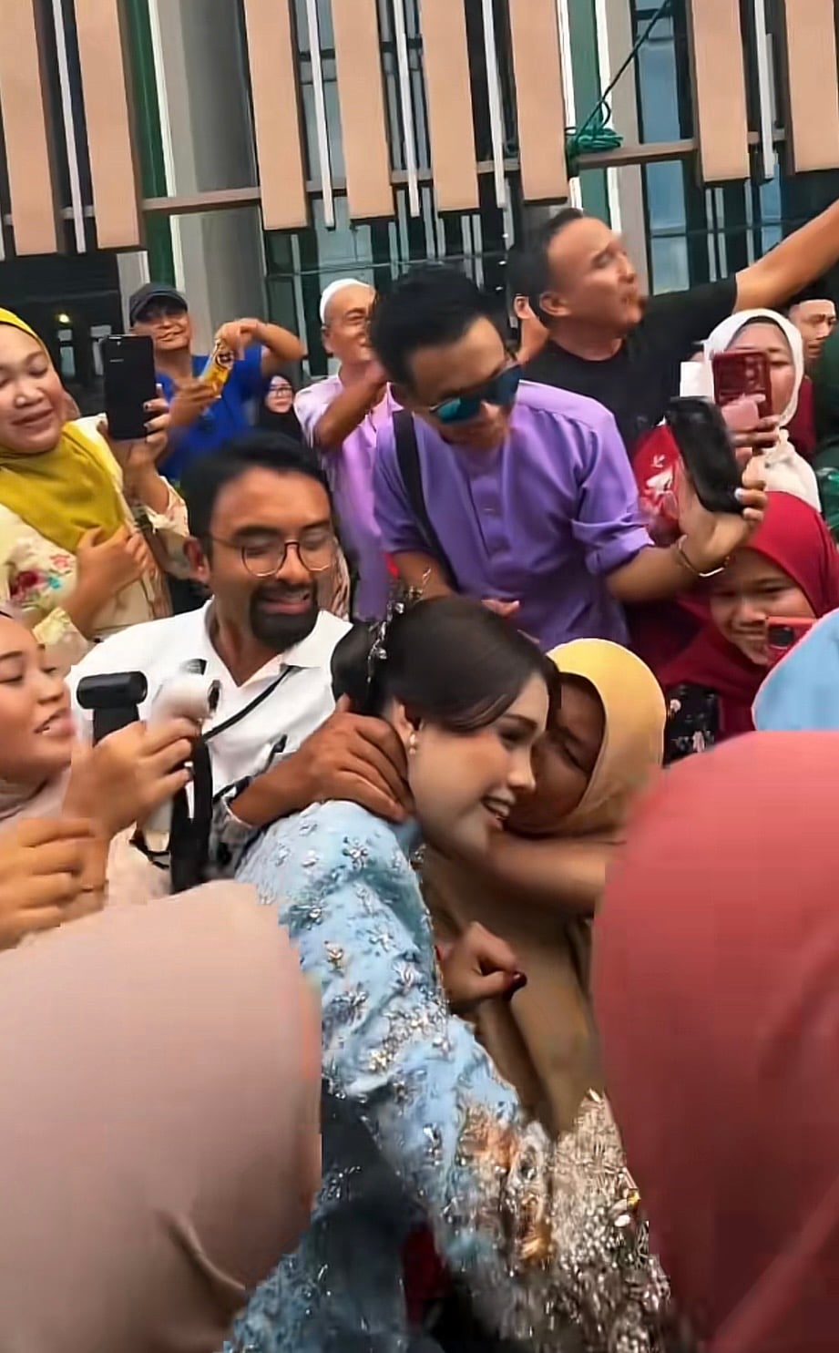 Image from: Keluarga wanita cium Bella Astillah mohon maaf, ini jawapan tuan badan – “Saya okay, tak cedera”
