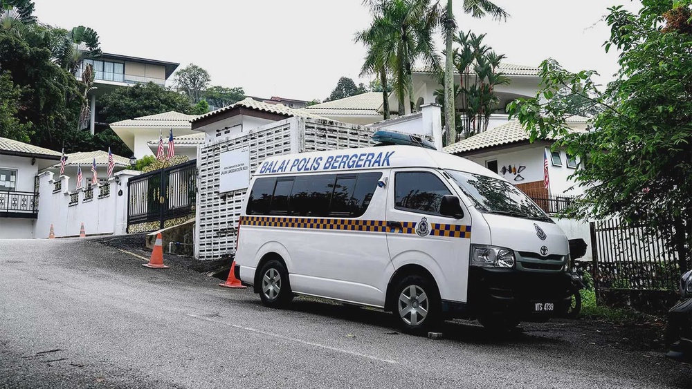 Image from: Polis belum terima makluman pemindahan Najib, kediaman Langgak Duta kekal tenang