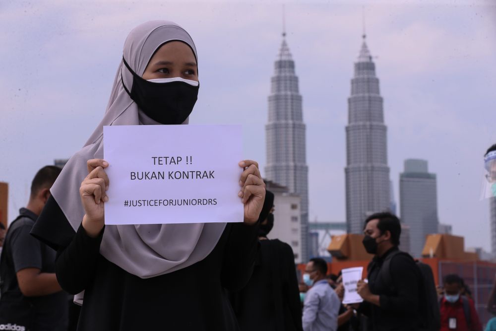 Image from: Belanjawan 2027: Doktor kontrak boleh tarik nafas lega! 9,000 ditawar jawatan tetap