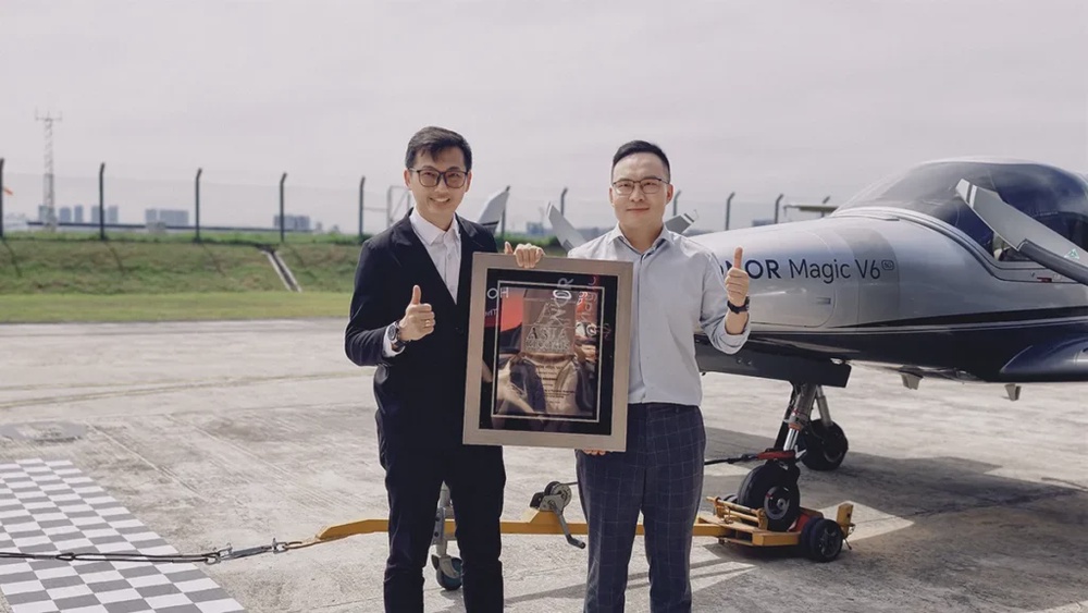 HONOR Magic V6 Just Towed an Aircraft to Smash a Foldable Durability Record