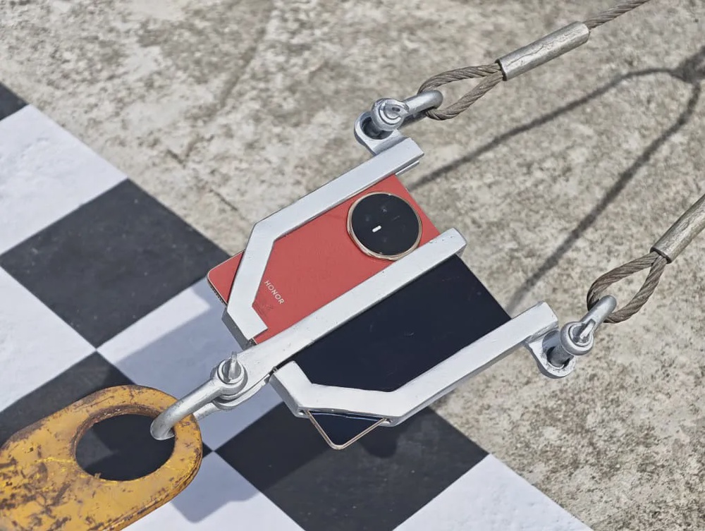 HONOR Magic V6 Just Towed an Aircraft to Smash a Foldable Durability Record