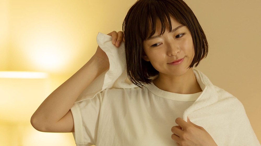 Here’s why you should never sleep with wet hair and what you need to