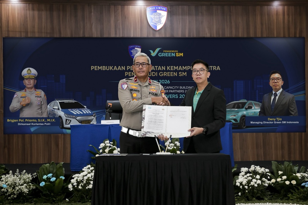 Deny Tjia, Managing Director of Green SM Indonesia, with Dirkamsel Korlantas Polri Brigadier General Pol. Prianto, following the signing of a MoU at the opening of Green SM's driver safety training program at ISDC Serpong, May 18, 2026.