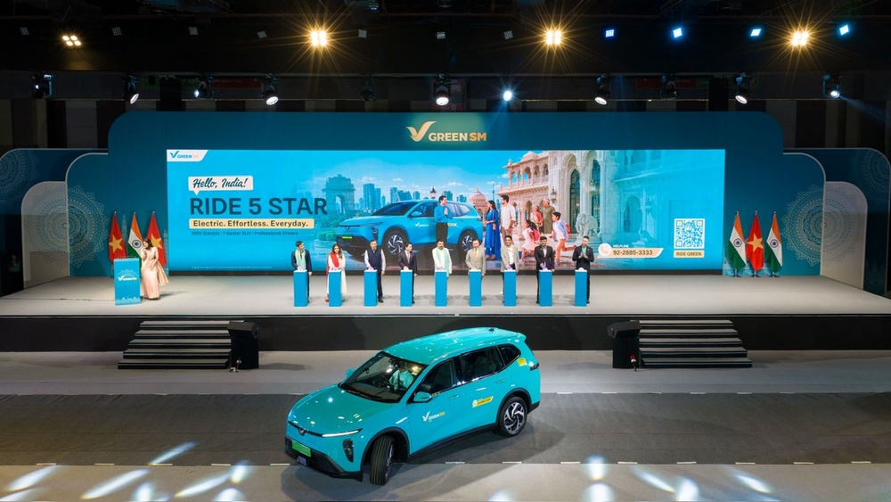 Green SM leaders, joined by representatives from Indian government agencies, the Vietnamese Embassy in India, and distinguished guests, ceremonially pressed the launch button to officially mark the debut of Green SM's fully electric taxi services in India.