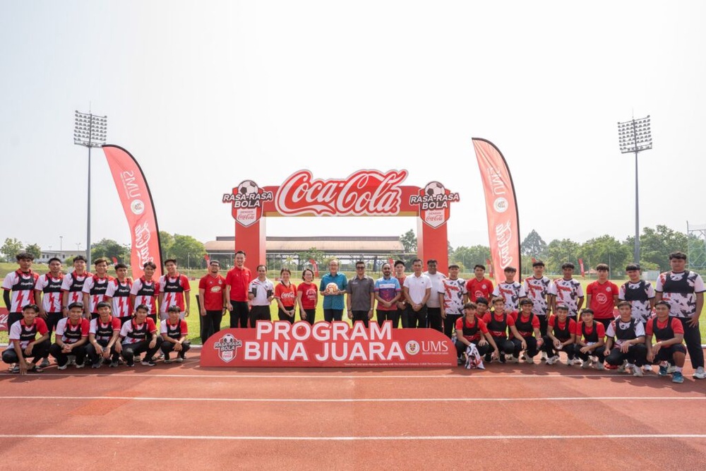 Coca-Cola Bina Juara young footballers from eight Sabah youth teams with guests at UMS