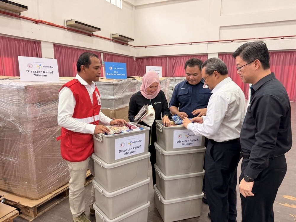 CelcomDigi and Malaysian Red Crescent preparing disaster relief mission supplies