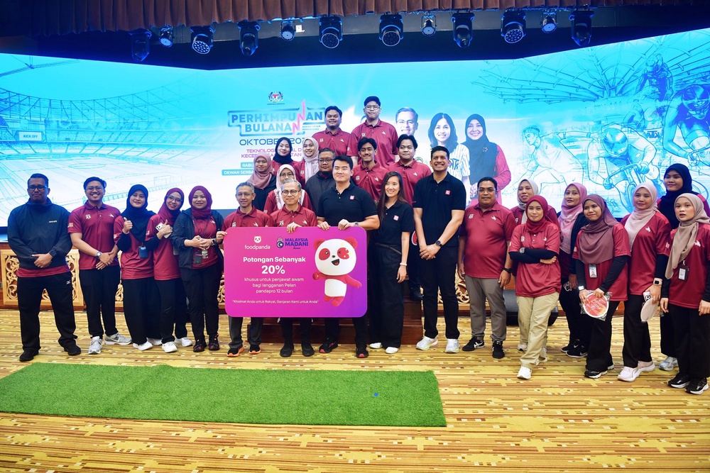 pandapro civil servants offer group photo at Ministry of Communications monthly assembly Putrajaya