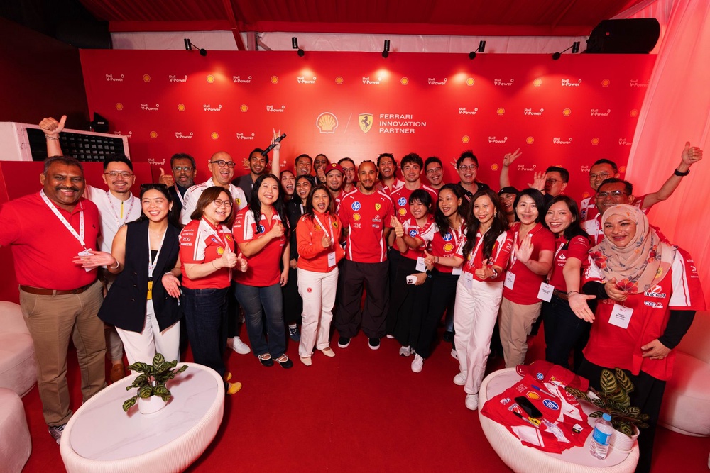 Shell Malaysia fans with Scuderia Ferrari HP drivers