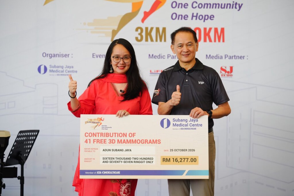 SJMC mock cheque for 41 free 3D mammograms presented to YB Michelle Ng Mei Sze