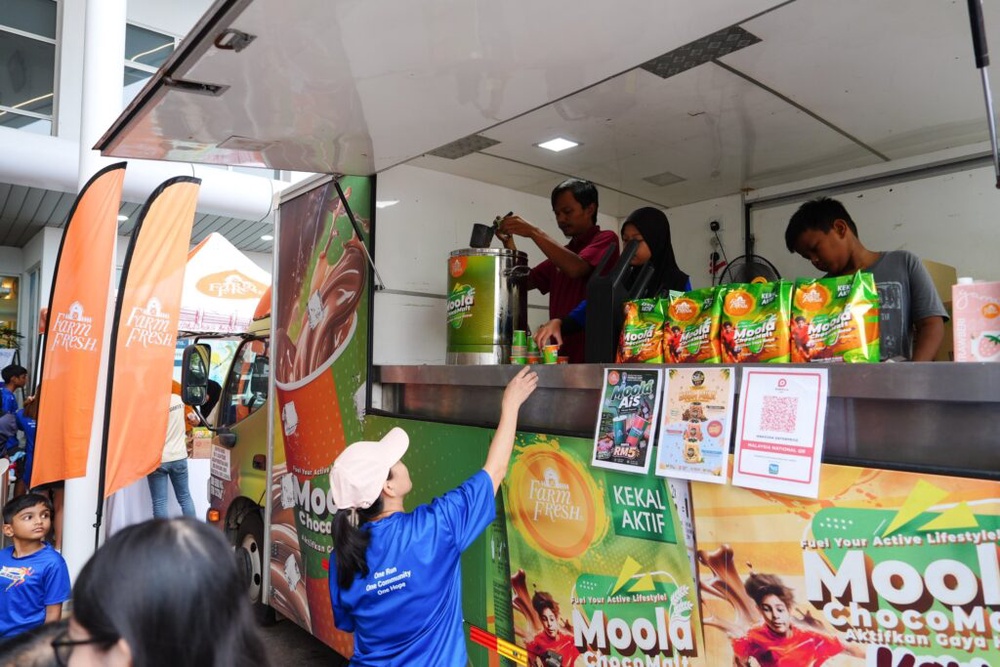 Farm Fresh Moola ChocoMalt food truck serving drinks to participants