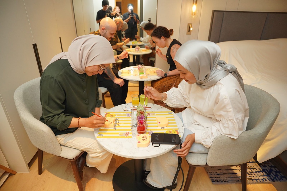 Guests painting Oyen cat bath bombs at the Wunderbath workshop