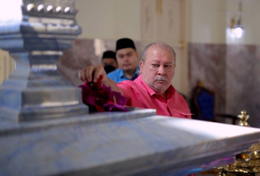 Sultan Ibrahim Visits Grave Of Tunku Abdul Jalil