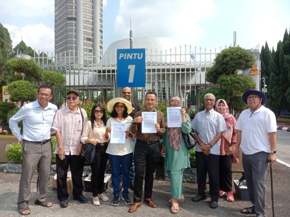Residents of Bukit Jelutong oppose redevelopment of golf course Residents of Bukit Jelutong oppose redevelopment of golf course