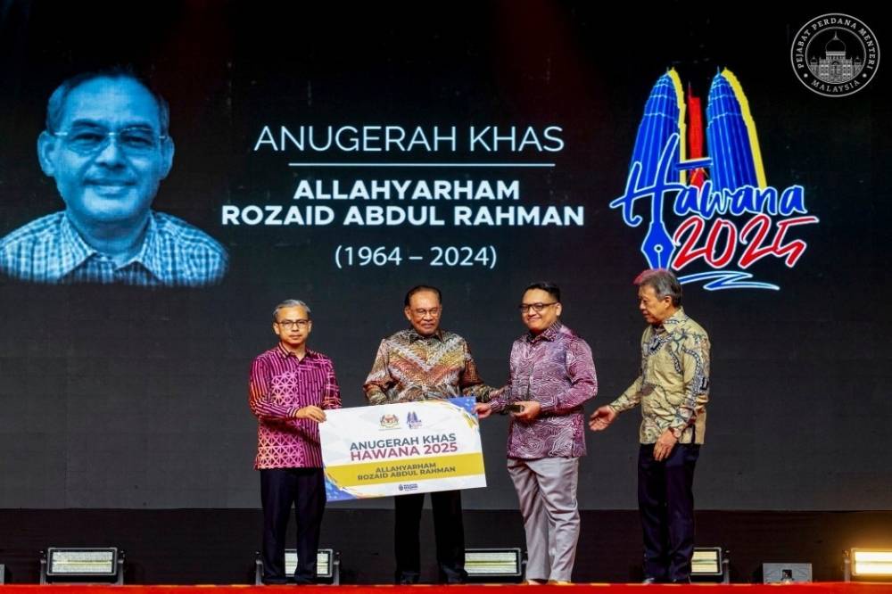 The Fearless Anchorwoman: Mary Ann Ahern's Trailblazing Career in Journalism