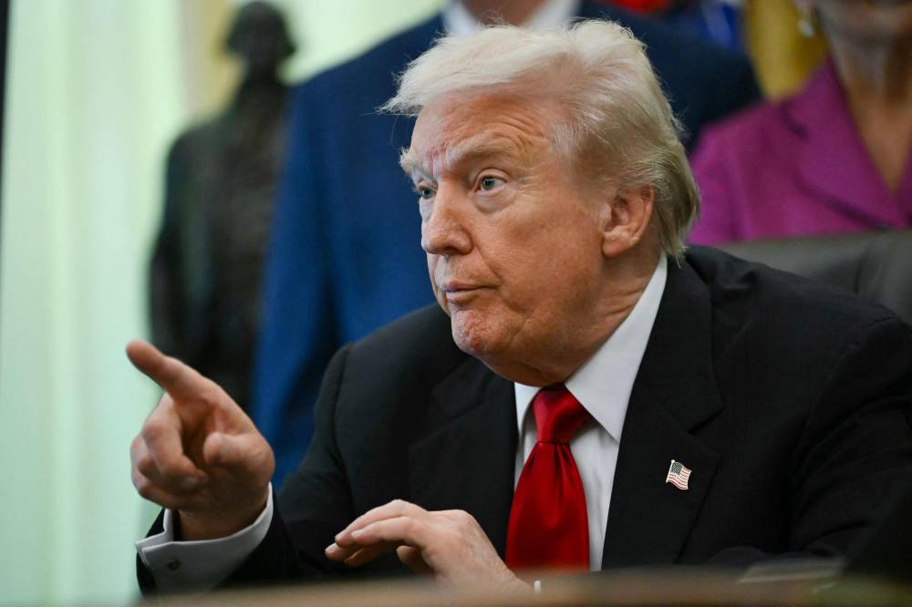 Man collapses behind Trump during press conference in Oval Office