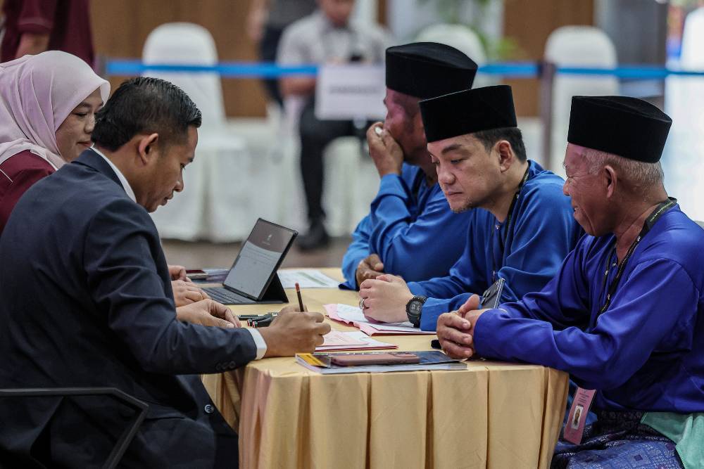 Image from: Johor polls: Top Umno leaders accompany Onn Hafiz to Simpang Renggam nomination centre