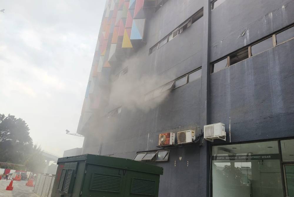 Image from: Shoppers evacuated as fire hits air-conditioning room at Kompleks PKNS