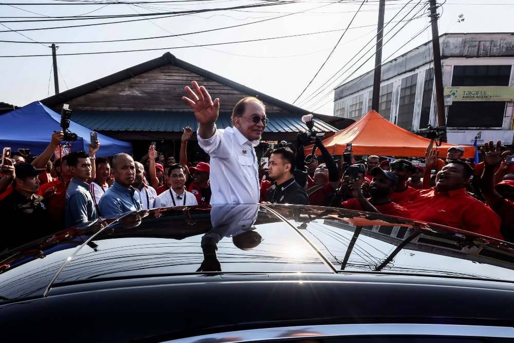 Image from: PM Anwar joins Layang-layang residents, PH candidates for breakfast
