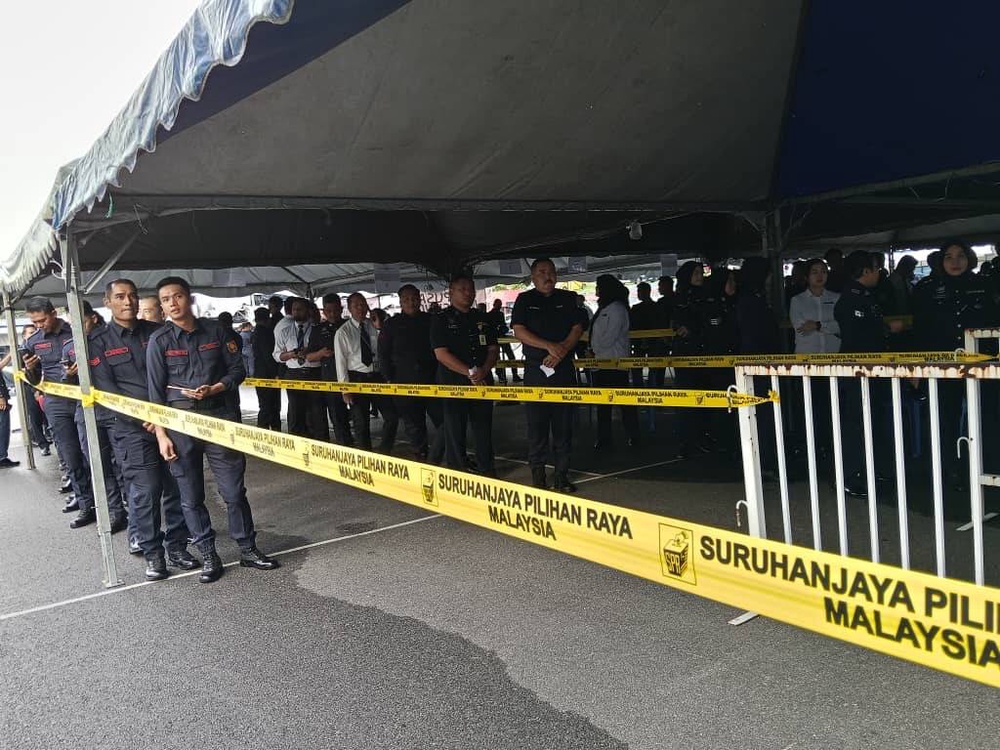 Image from: Johor polls: 64 early voting centres open at 8am