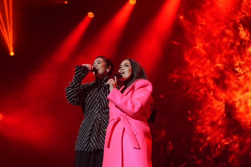 Image from: After 40 years, Aishah proves she's still among Malaysia's finest live vocalists