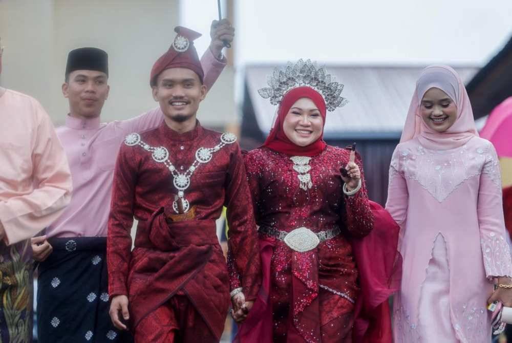Image from: Newlyweds make voting part of their wedding day memories in Johor polls