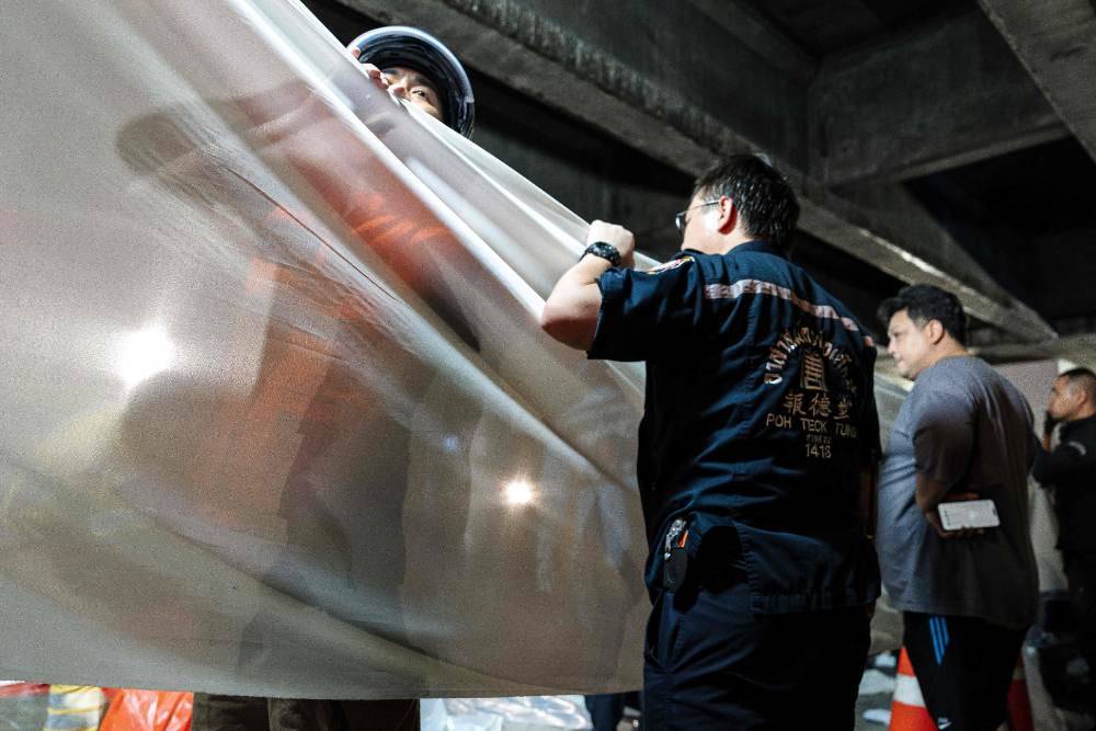 Image from: Thailand probes Bangkok bar fire that killed 28