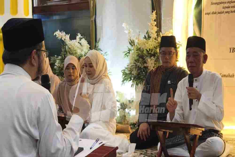 Image from: Pitas assemblyman and family embrace Islam after reciting syahadah