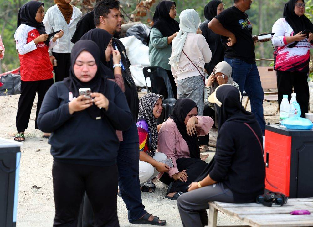 Image from: Body of teenager found, search for two more in Tanjung Lompat continues