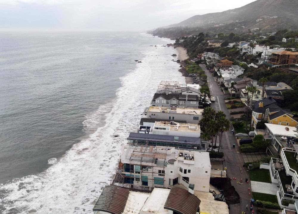 Image from: Giant sinkhole forces evacuations near Nicolas Cage's Malibu home