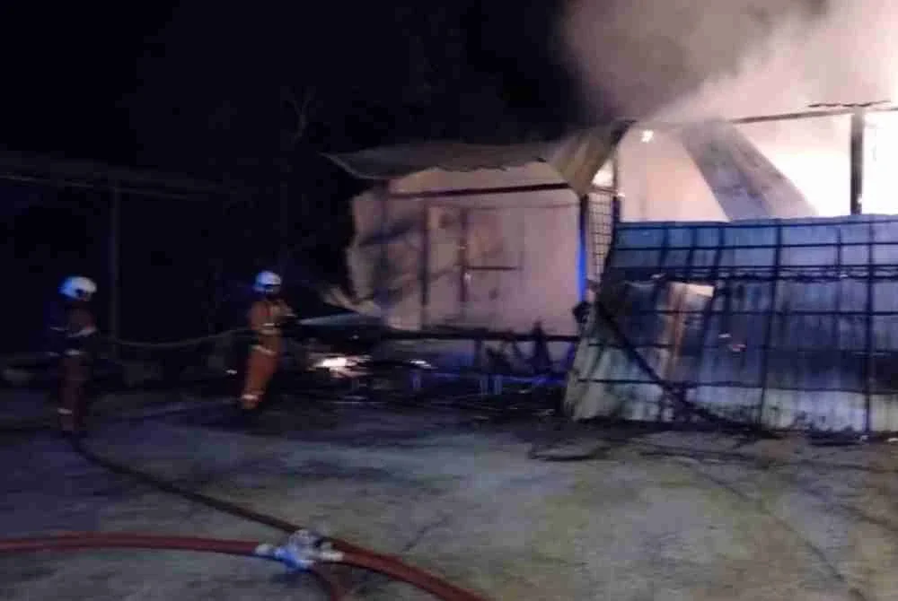 Image from: Early morning fire destroys Klinik Desa Sumpitan in Lenggong