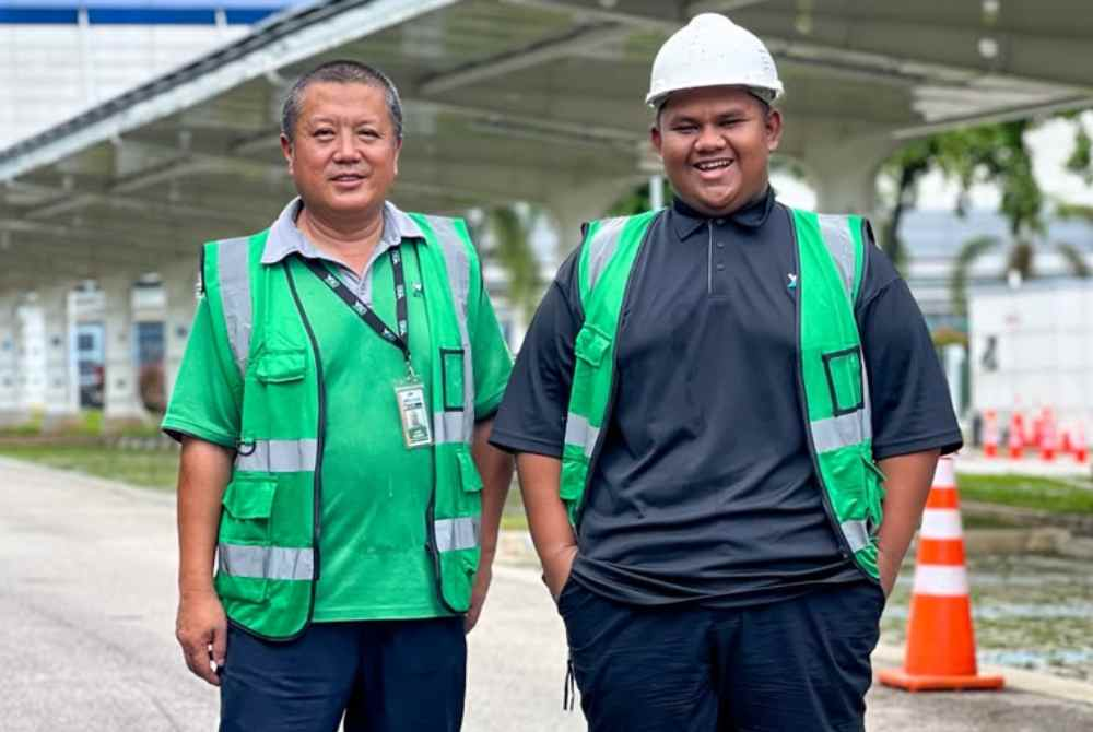 Image from: ‘I saw people struggling to get through’ – Young man praised for clearing drain amid flooding