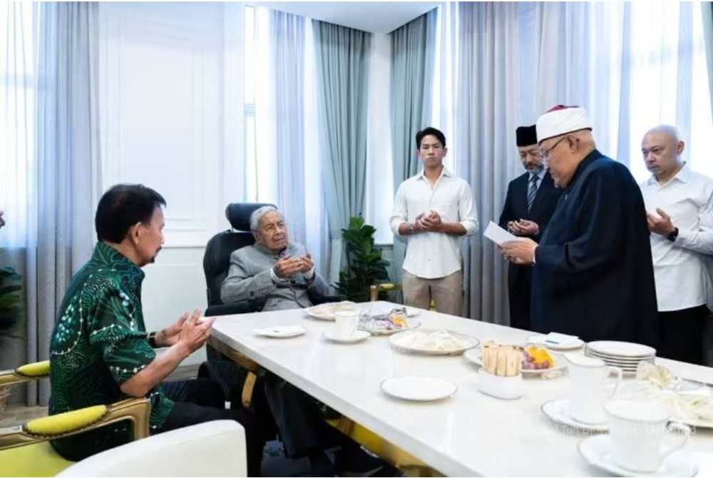 Image from: Brunei Sultan visits Tun M in IJN